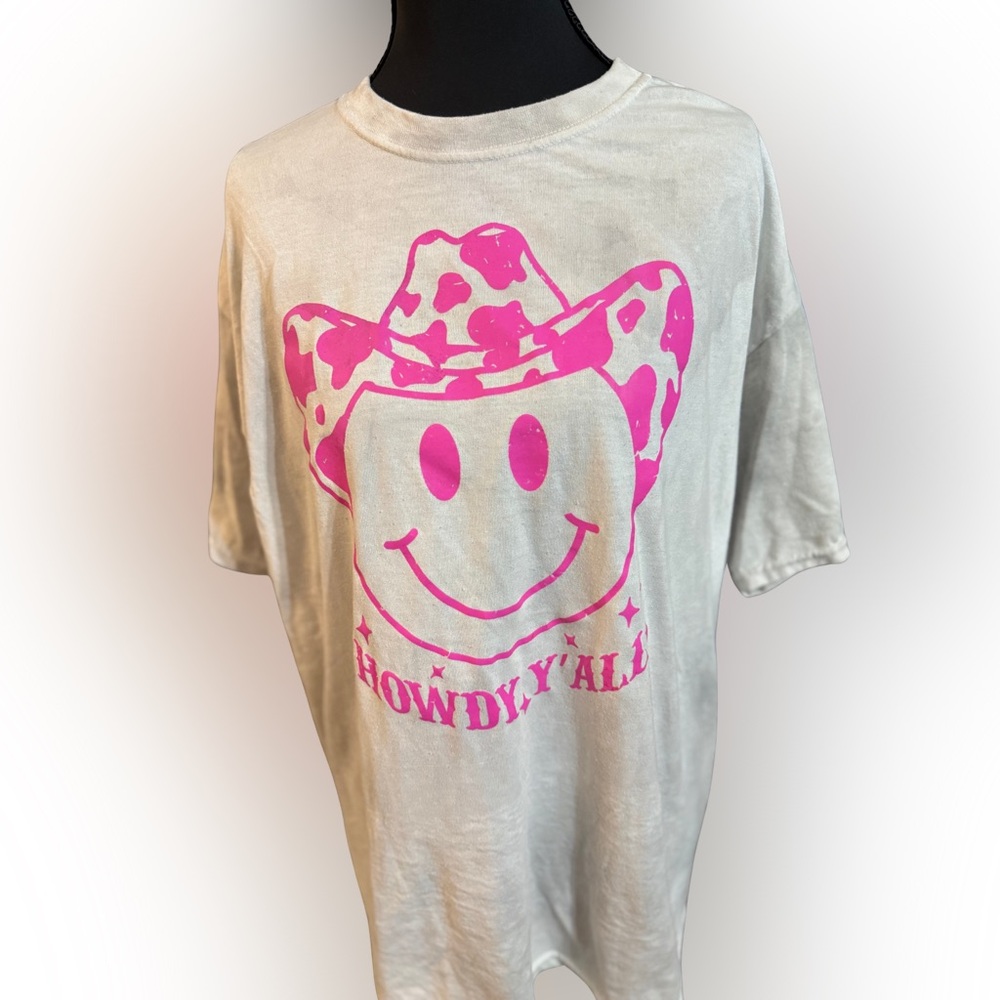 Women's Gray Mineral‎ Wash Tee w/ Pink Smiley Cowboy Design “Howdy Y’all” Sz LG